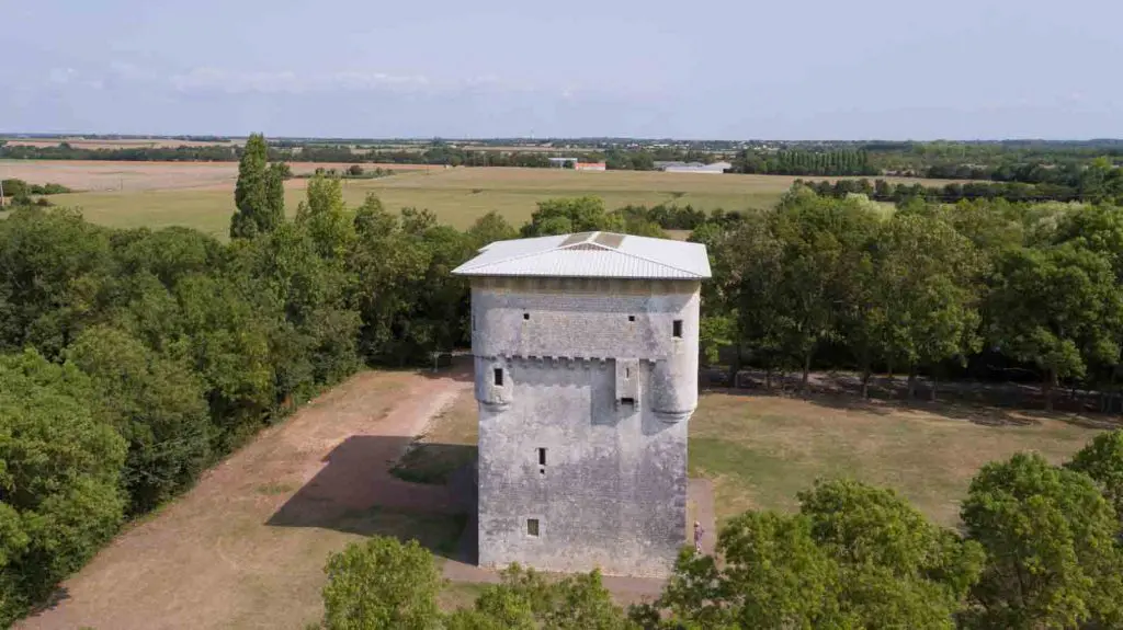 la-tour-de-moricq-angles-credit-photo-horizon-vertical la-tour-de-moricq-angles-credit-photo-horizon-vertical