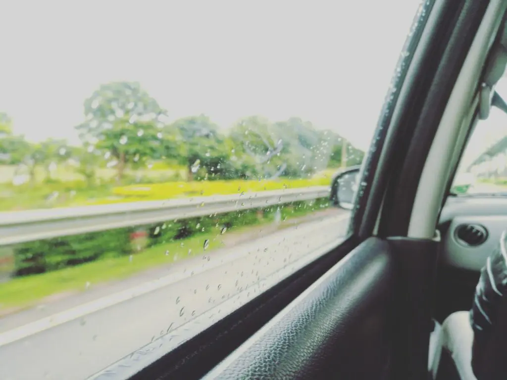en voiture sous la pluie - Cr&eacute;dit Photo : &copy;Pixabay