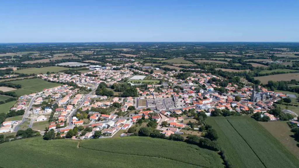 Bourg de Grosbreuil - &copy;Horizon Vertical