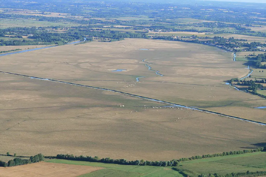 Le Lay qui s&eacute;pare les communes de Lairoux et de Curzon - &copy;Claire Traineau