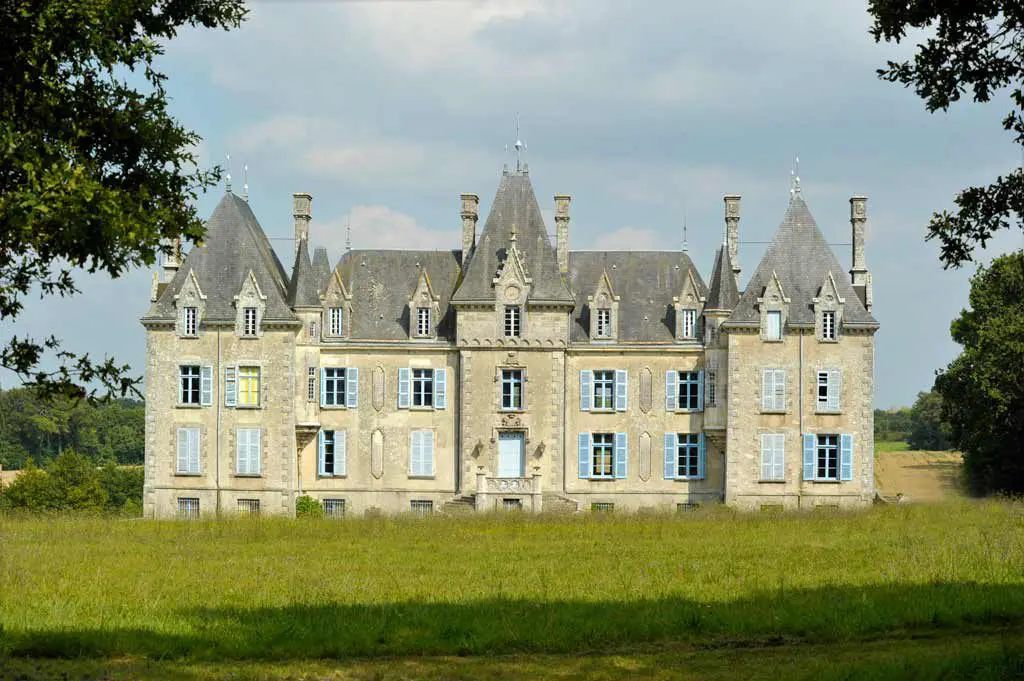 Chateau de la Benatonni&egrave;re &agrave; Grosbreuil est un b&acirc;timent priv&eacute; - &copy;Thomas Delonde