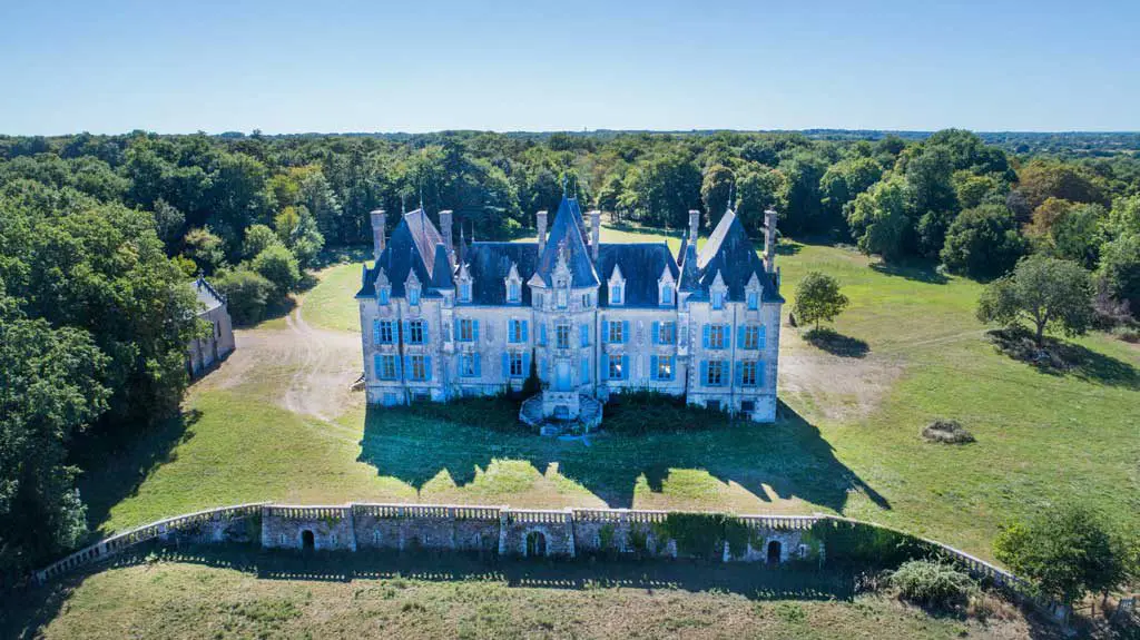 Chateau de la Benatonni&egrave;re &agrave; Grosbreuil est un b&acirc;timent priv&eacute; - &copy;Horizon Vertical