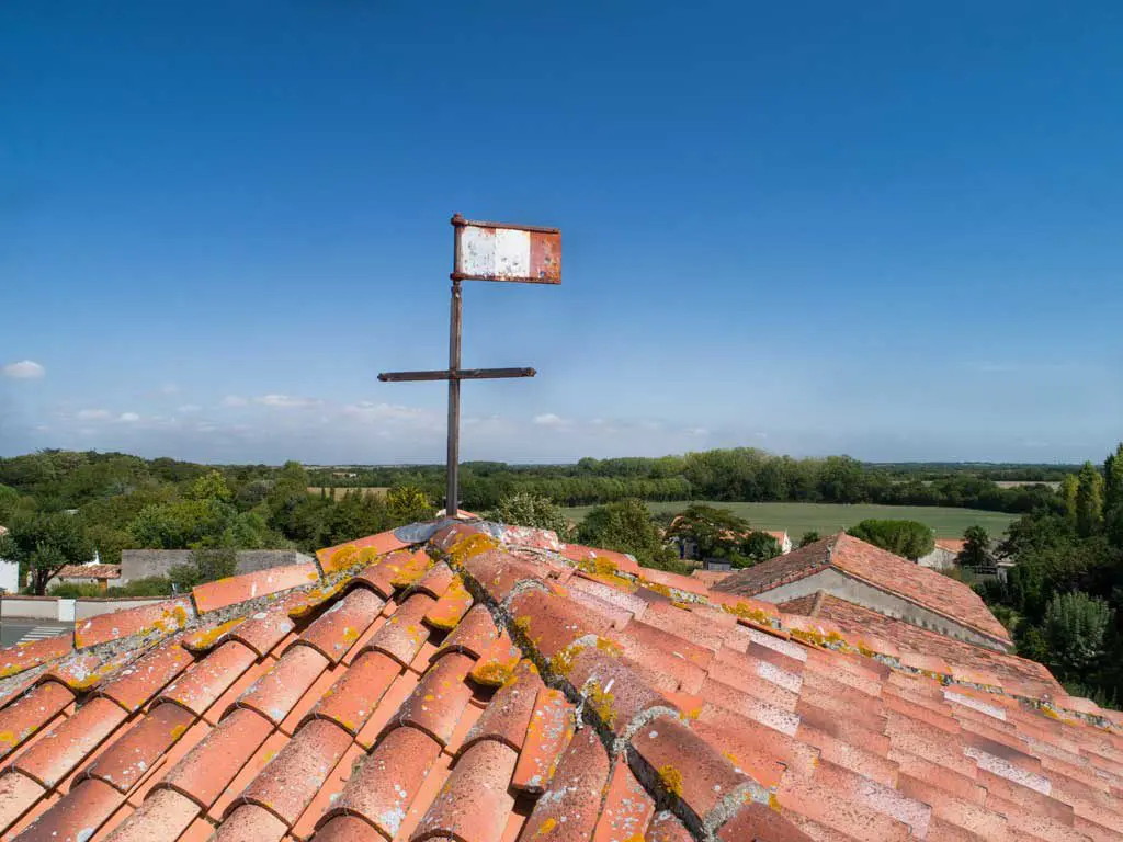 Drapeau sur l'&eacute;glise de Saint-Benoist-sur-Mer