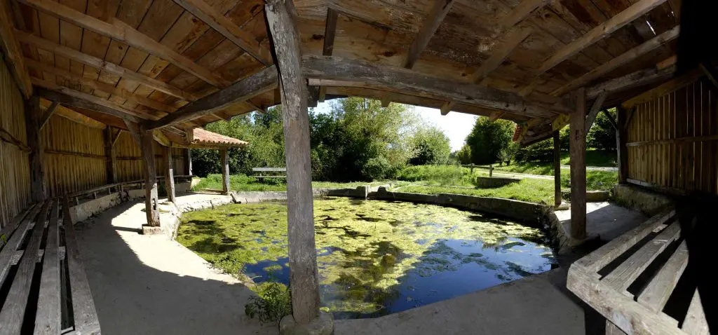Lavoir de la courolle &agrave; Saint-Hilaire-la-Foret - cr&eacute;dit : Thomas Delonde