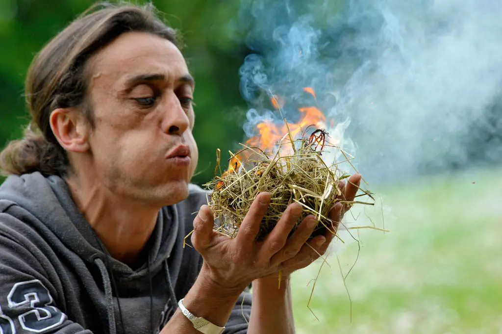 Saint-Hilaire-la-Foret, le Cairn, apprendre &agrave; faire du feu