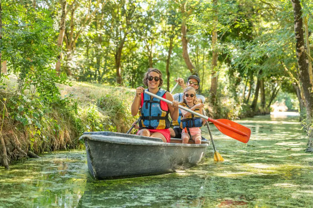 Balade en barque &agrave; la Maison du Marais &agrave; Longeville-sur-Mer - cr&eacute;dit : Julien Gazeau