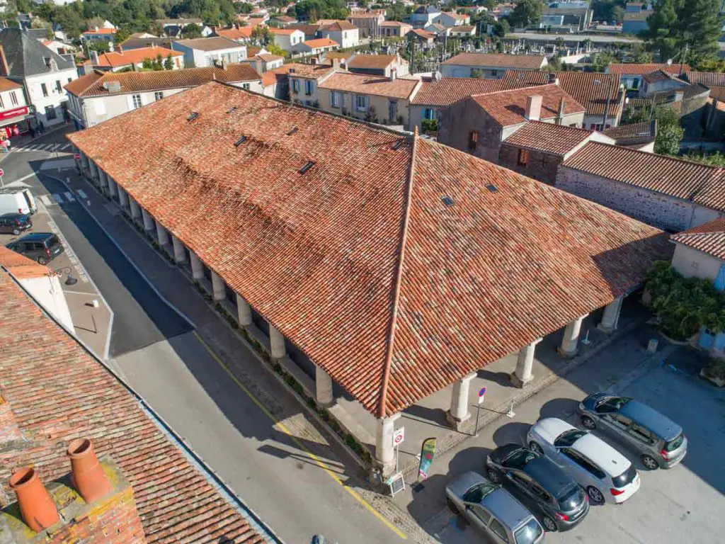 Moutiers-les-Mauxfaits Les-Halles &copy;Horizon Vertical
