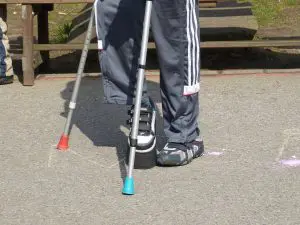 Accessibilité_Personne_avec_des_bequilles