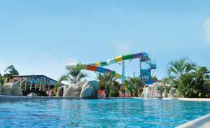 Piscine extérieure avec toboggan au Camping Club Les Brunelles
