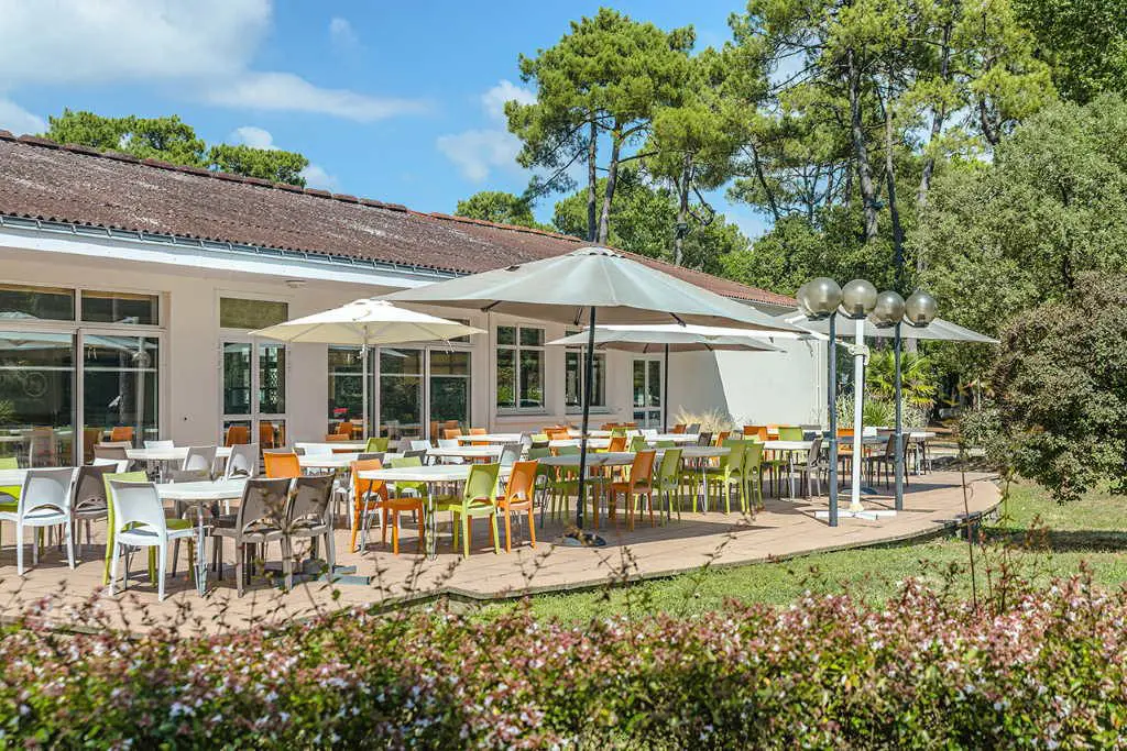village-vacances-longeville-mer-azureva-restaurant-terrasse