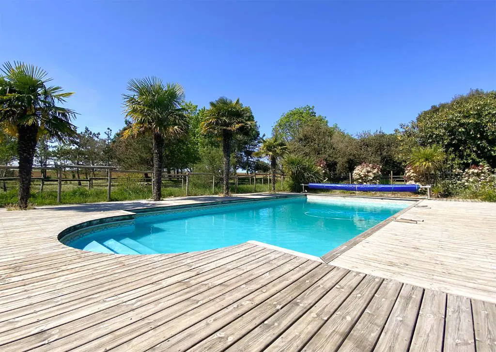 gite-talmont-st-hilaire-domaine-guittiere-piscine-chauffee