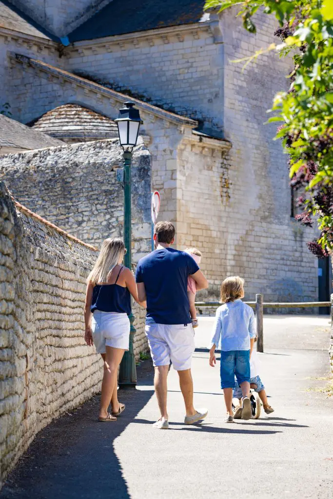 famille-visite-angles-vendee-grand-littoral-credit-photo-simon-bourcier famille-visite-angles-vendee-grand-littoral-credit-photo-simon-bourcier