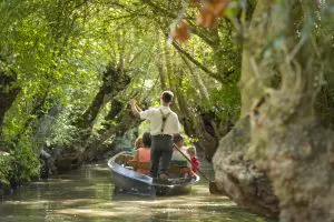 Balade_barque_marais_poitevin_Maillezais-credit-photo-julien-gazeau