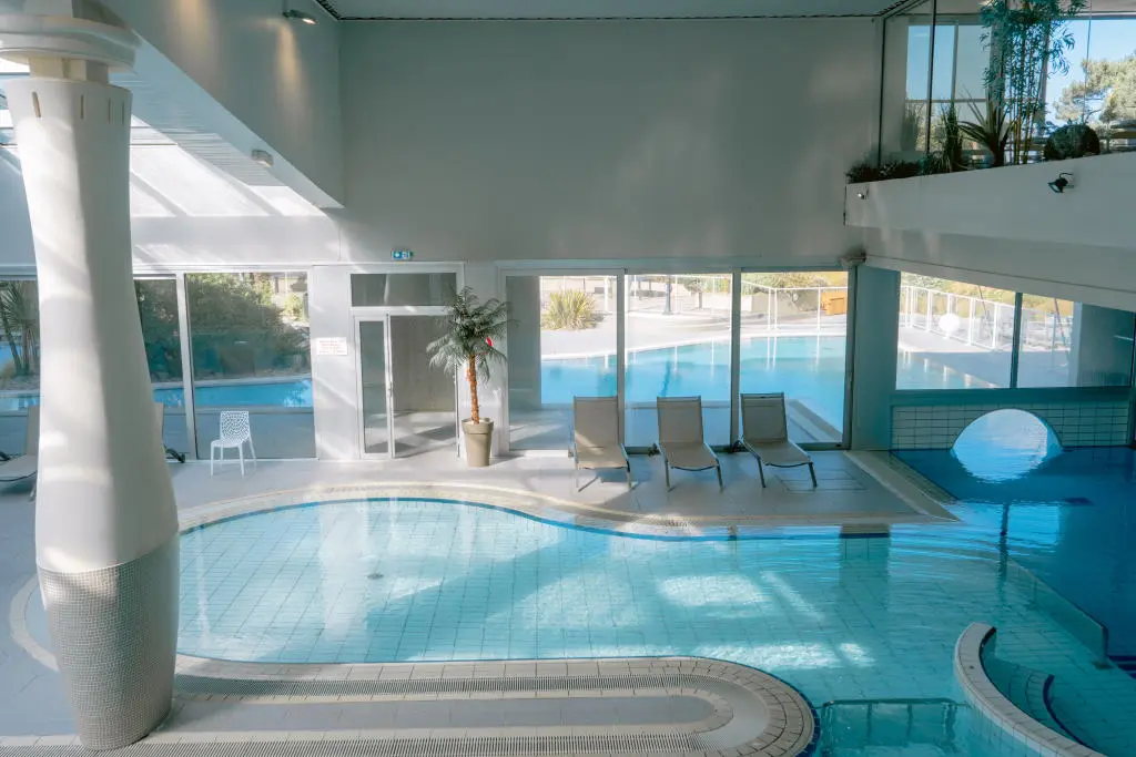 hotel-les-jardins-port-bourgenais-piscine-interieure