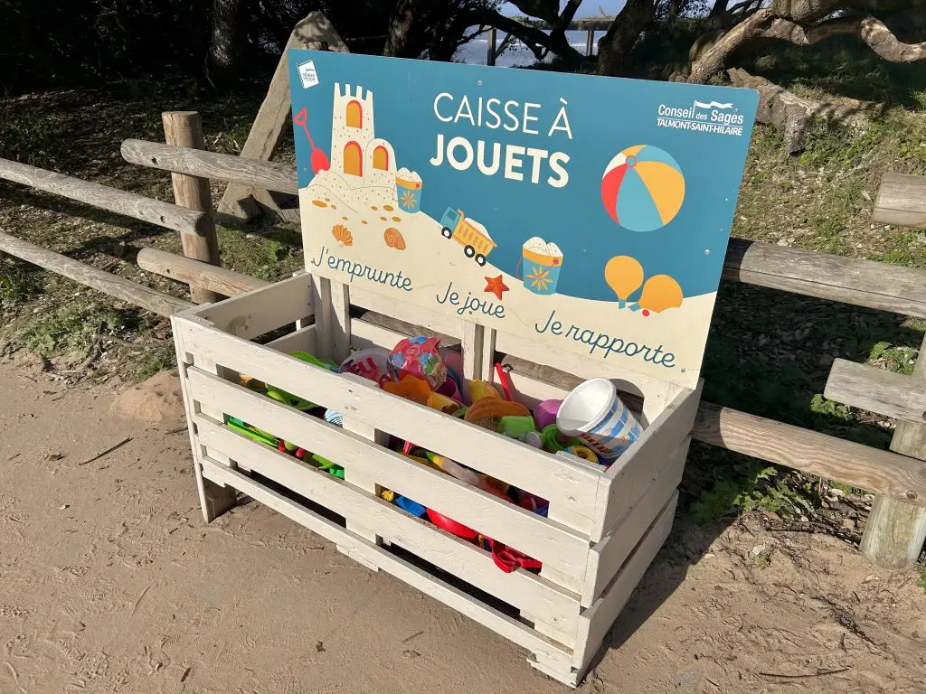 caisse-a-jouets-plage-talmont-saint-hilaire