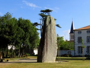 Le roi menhir à Avrillé - Crédit Photo© Office de Tourisme Destination Vendée Grand Littoral