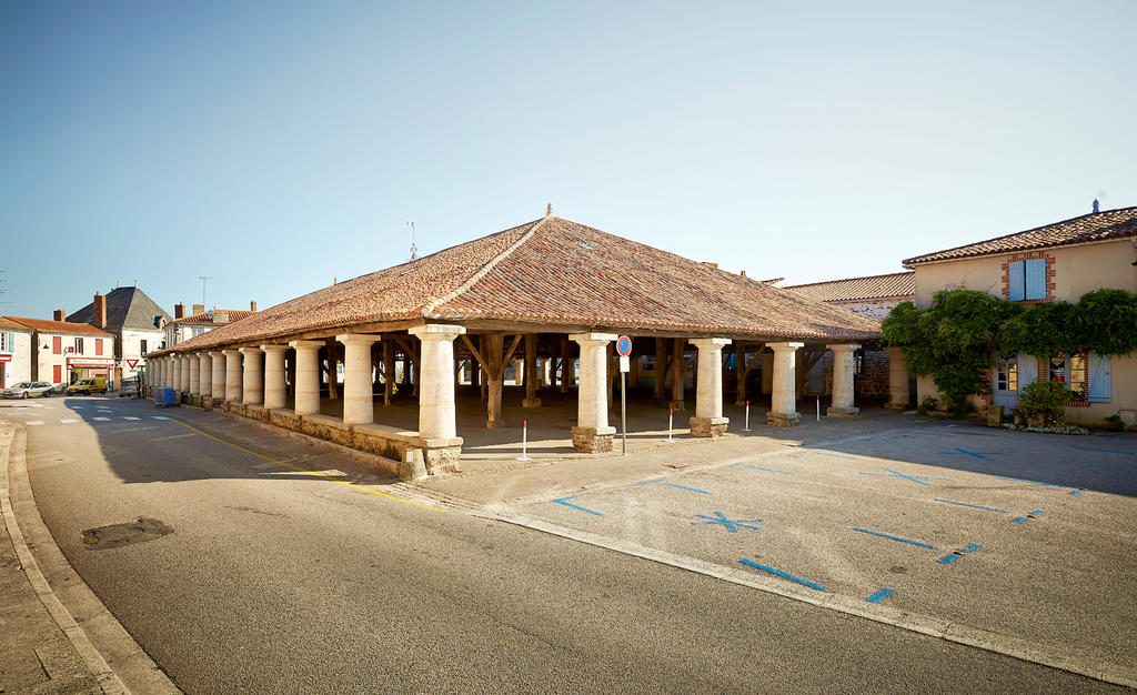 Moutiers-les-Mauxfaits Les-Halles &copy;a-lamoureux