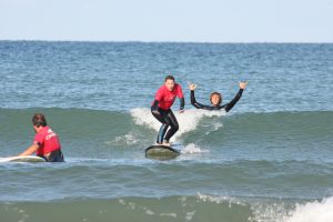 Cours de Surf avec Koa Surf School - Crédit Photo : ©Koa Surf School