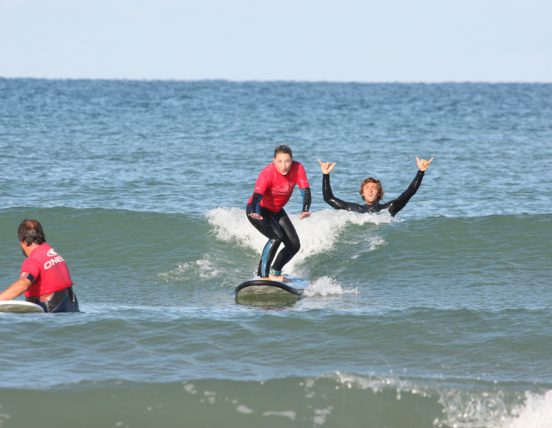 Cours de Surf avec Koa Surf School - Crédit Photo : ©Koa Surf School