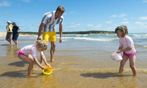 Famille sur la plage du Veillon - Crédit photo V.Joncheray