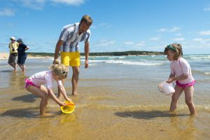 Famille sur la plage du Veillon - Crédit photo V.Joncheray