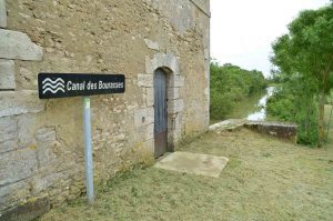 Le canal des Bourasses à Angles ©Office de Tourisme Destination Vendée Grand Littoral