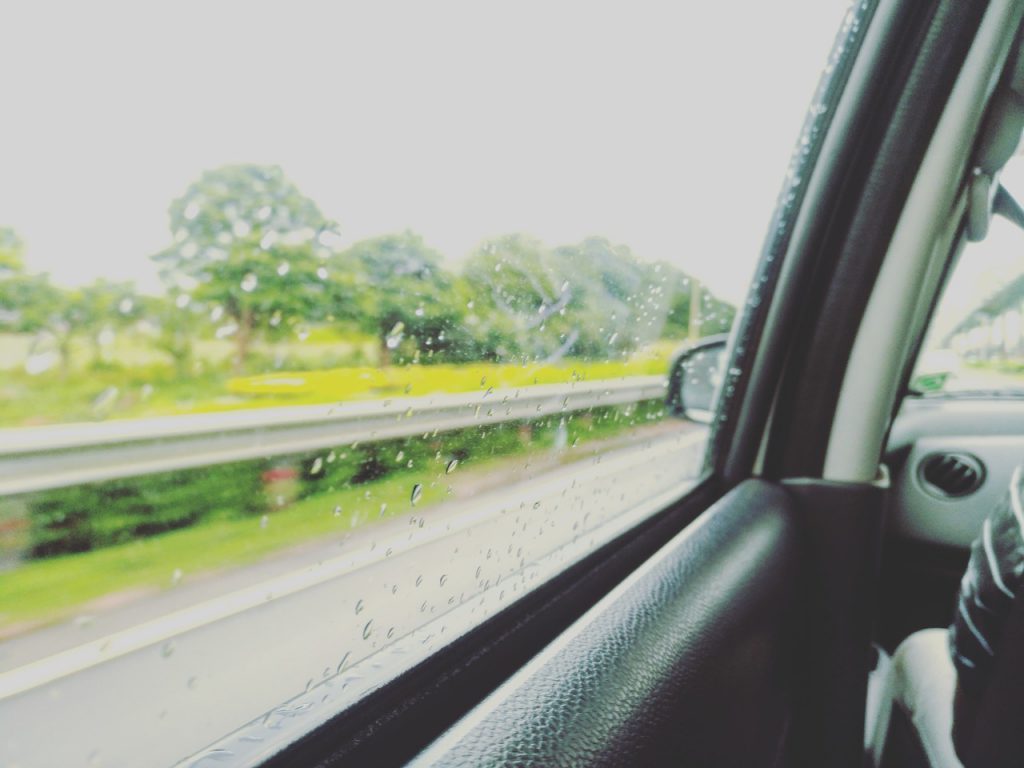 en voiture sous la pluie - Crédit Photo : ©Pixabay