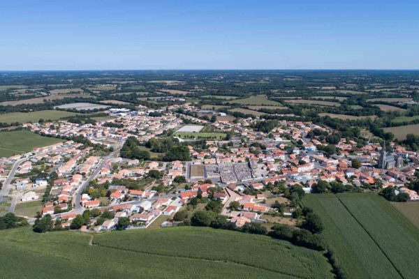 Bourg de Grosbreuil - ©Horizon Vertical Bourg de Grosbreuil - ©Horizon Vertical