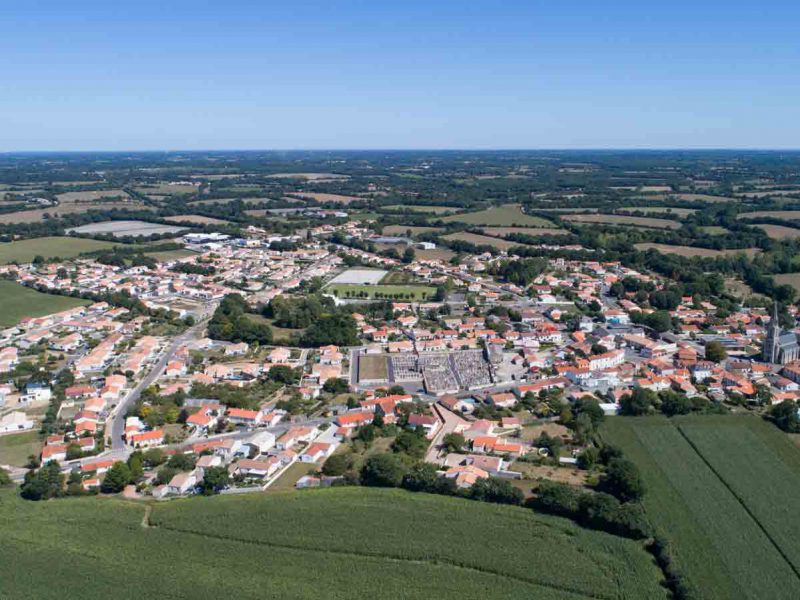 Bourg de Grosbreuil - ©Horizon Vertical