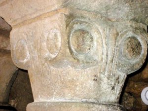 Sculptures dans la crypte de l'église de Curzon - ©Mairie de Curzon