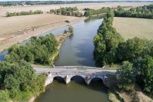 Le pont de la Claye et le Lay vu du ciel à Curzon - ©Horizon Vertical