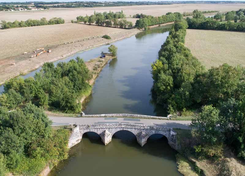 Le pont de la Claye et le Lay vu du ciel à Curzon - ©Horizon Vertical