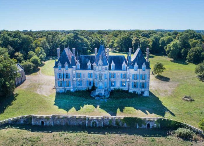 Chateau de la Benatonni&egrave;re &agrave; Grosbreuil est un b&acirc;timent priv&eacute; - &copy;Horizon Vertical