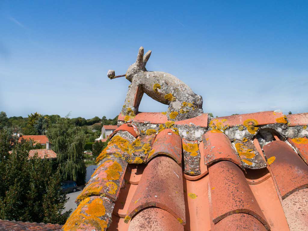 Lapin qui fume de l'église de Saint-Benoist-sur-Mer