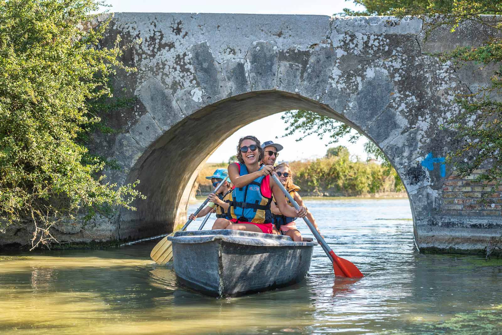 Balade en barque à la Maison du Marais à Longeville-sur-Mer - crédit