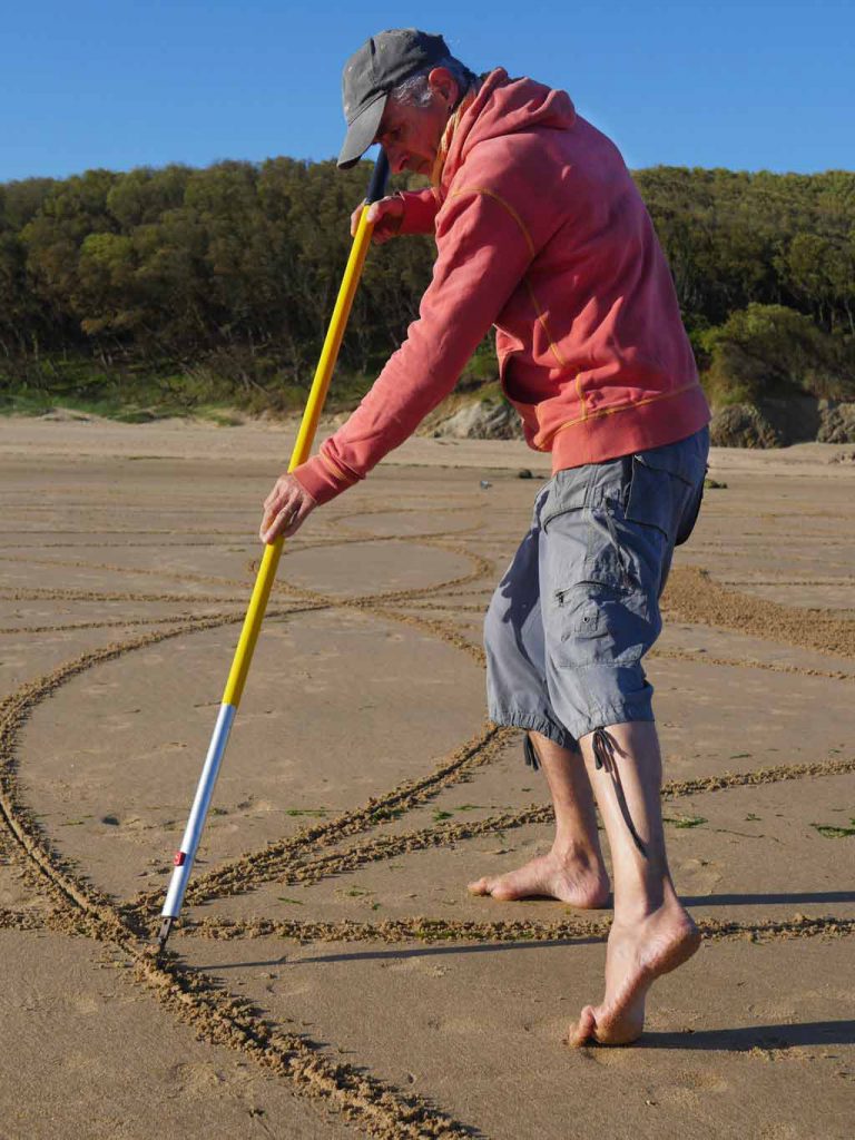 Michel Jobard : beach art, création de mandala