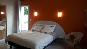 chambres-hotes-givre-patio-madone-chambre-lit-double