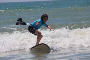 esprit-surf-cours-surf-enfant-plage-rocher-vendee