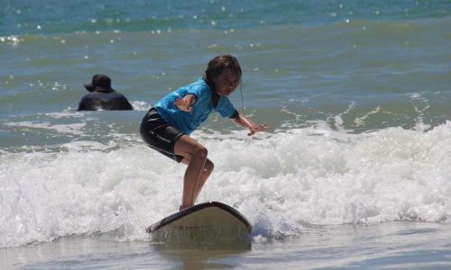 esprit-surf-cours-surf-enfant-plage-rocher-vendee