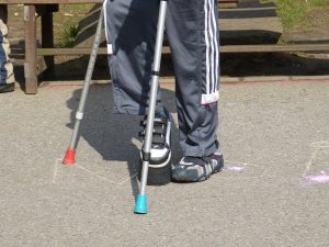 Accessibilité_Personne_avec_des_bequilles