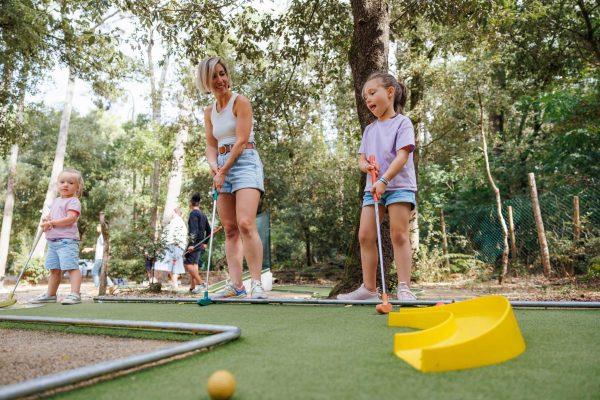 la-beliere-loisirs-parc-famille-talmont-saint-hilaire-mini-golf-min--1-