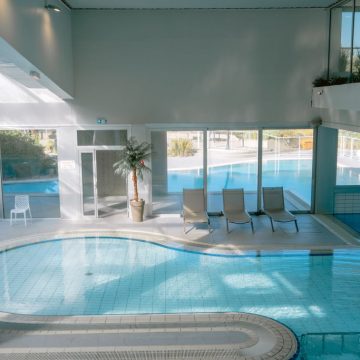 hotel-les-jardins-port-bourgenais-piscine-interieure hotel-les-jardins-port-bourgenais-piscine-interieure