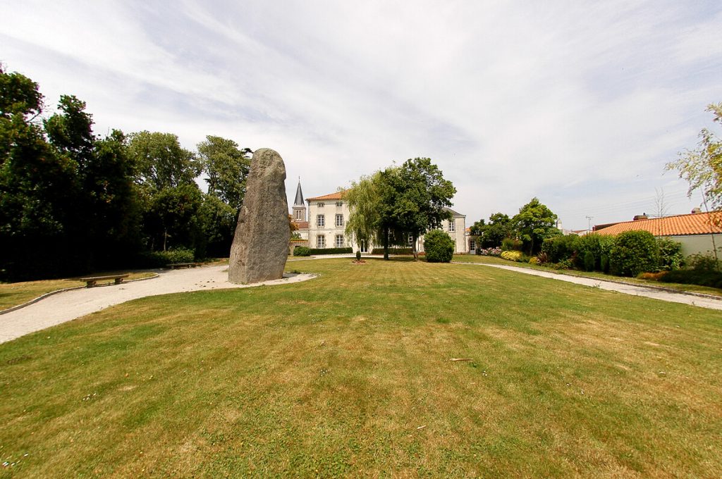 menhir-avrille-credit-vendee-grand-littoral-julien-rocher